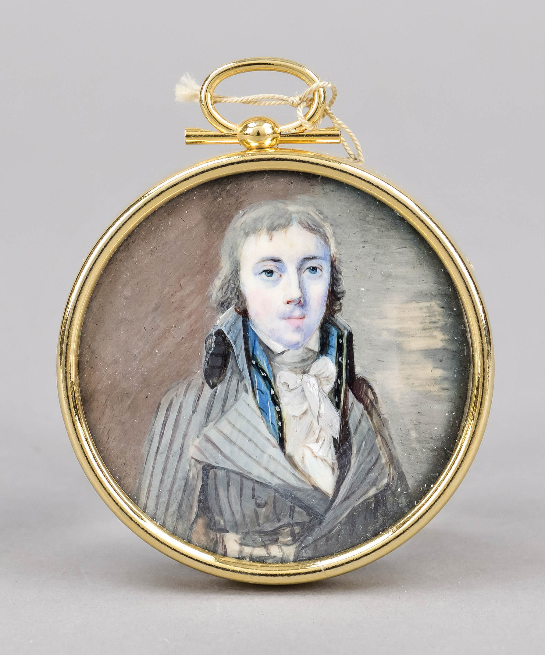 Round miniature, French c. 1790/1795, polychrome tempera painting on a leg plate. Young man in