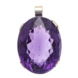 Amethyst pendant WG 585/000 unstamped, tested, with an oval faceted amethyst 26 x 21 mm, l. 32 mm,