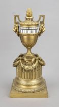 Bronze table clock, circa 1840, vase set on a column with lateral handles in the shape of lion