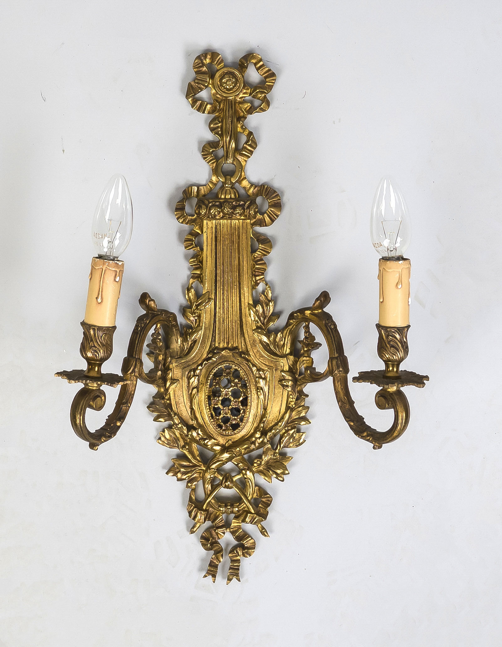 Wall lamp, 19th/20th century, brass. Open-worked and ornamented wall section with fluttering