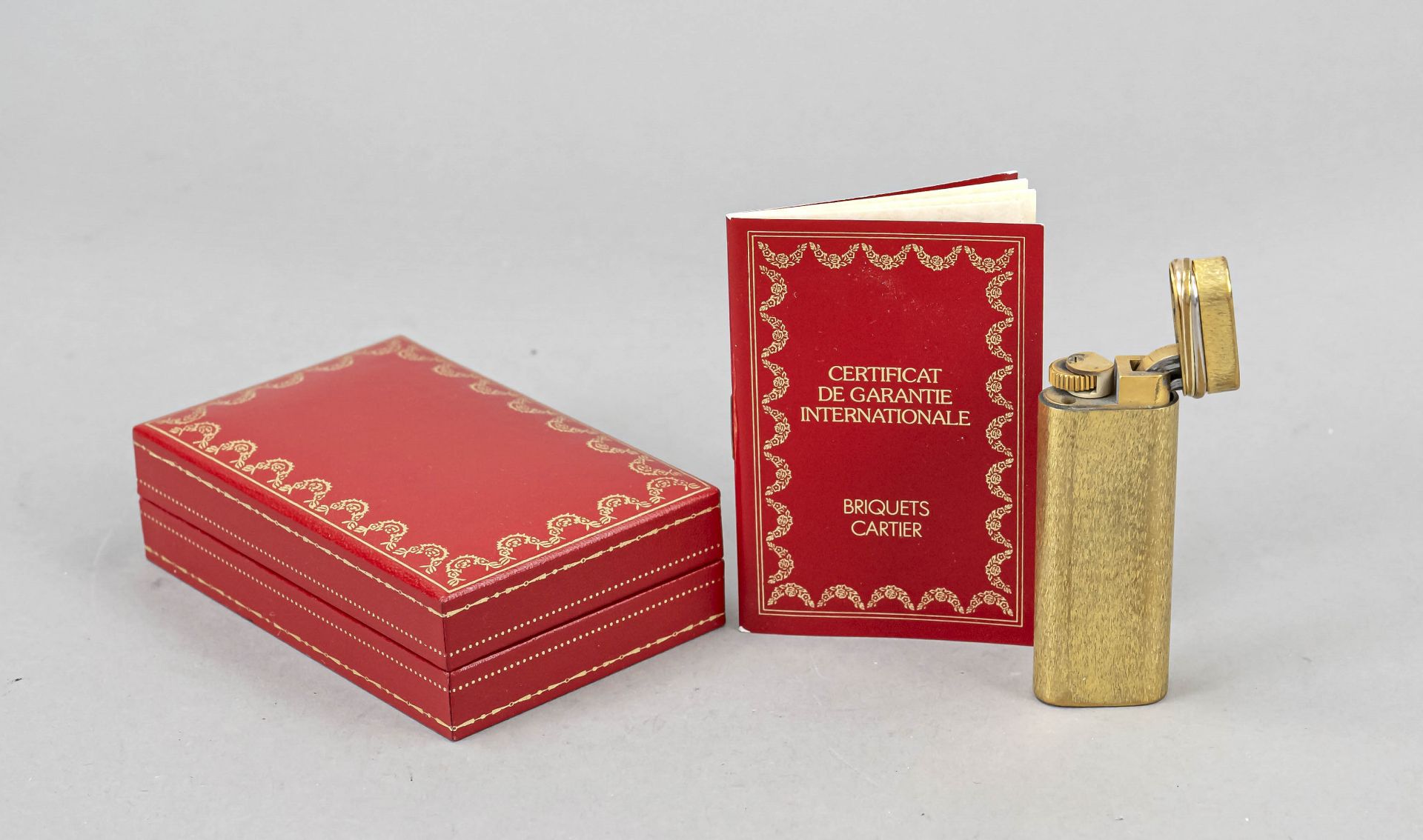 Lighter, France, 20th century, Must de Cartier, Paris, gilt, l. 7 cm, in original case, l. 10.5 cm