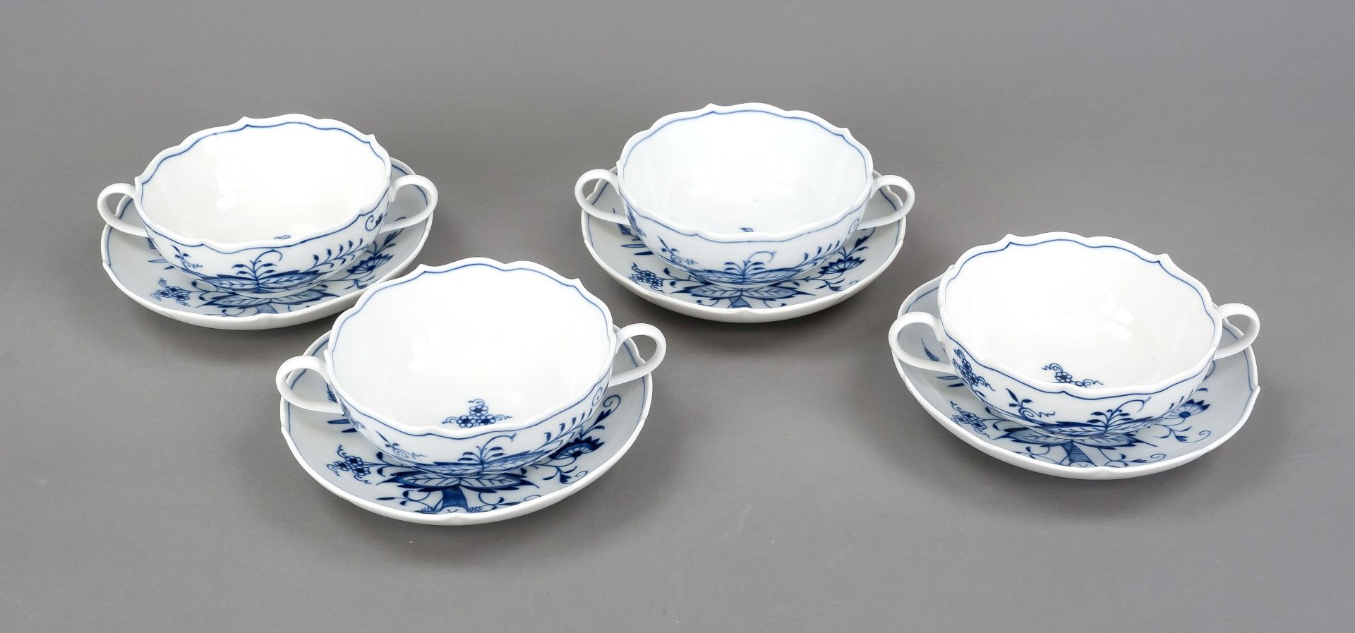 Four soup bowls with saucer, Meissen, marks after 1934, 2nd choice, New Cut-out shape, onion pattern