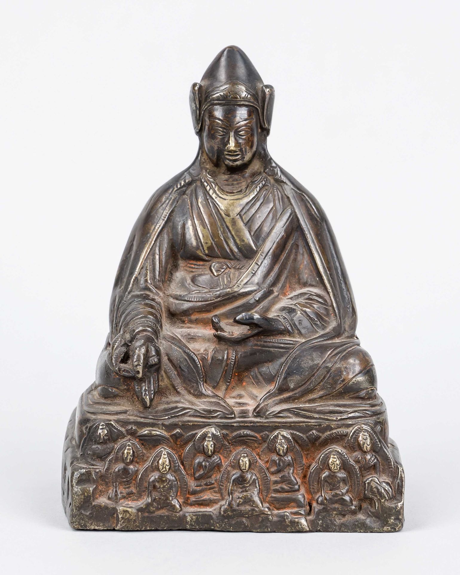 Lama on pedestal with saints, Tibet, probably 19th century, bronze. Without base plate, h. 16 cm