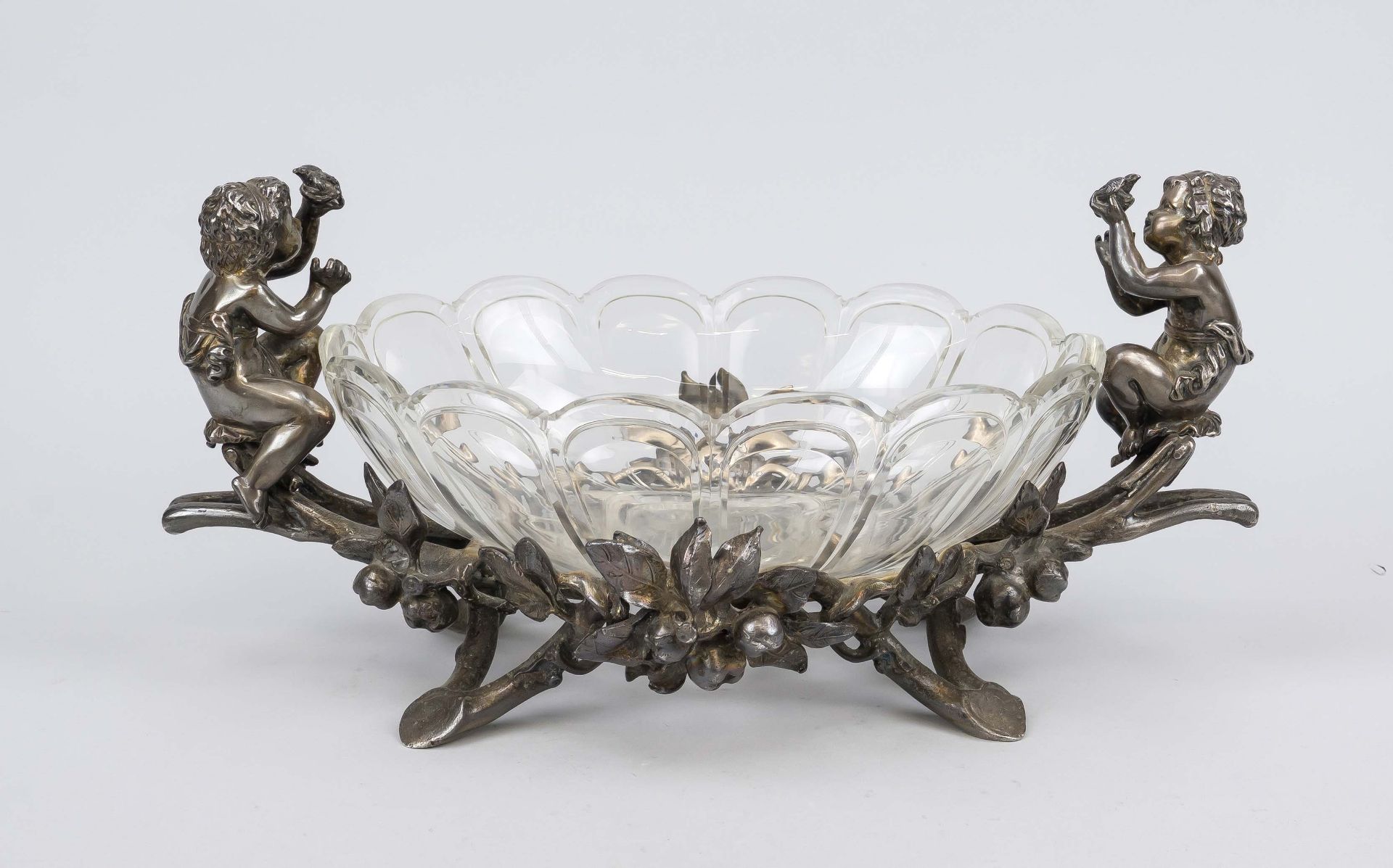 Large centerpiece with putti, 19th century, silver-plated metal with glass bowl. Fully sculpted with