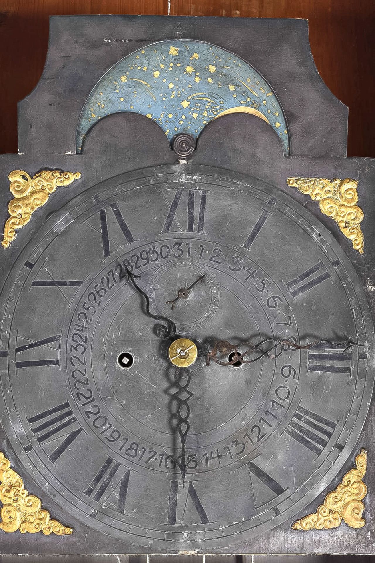 Rare longcase clock with moon phase and calendar. Louis XVI before or around 1800, painted white and - Image 2 of 2