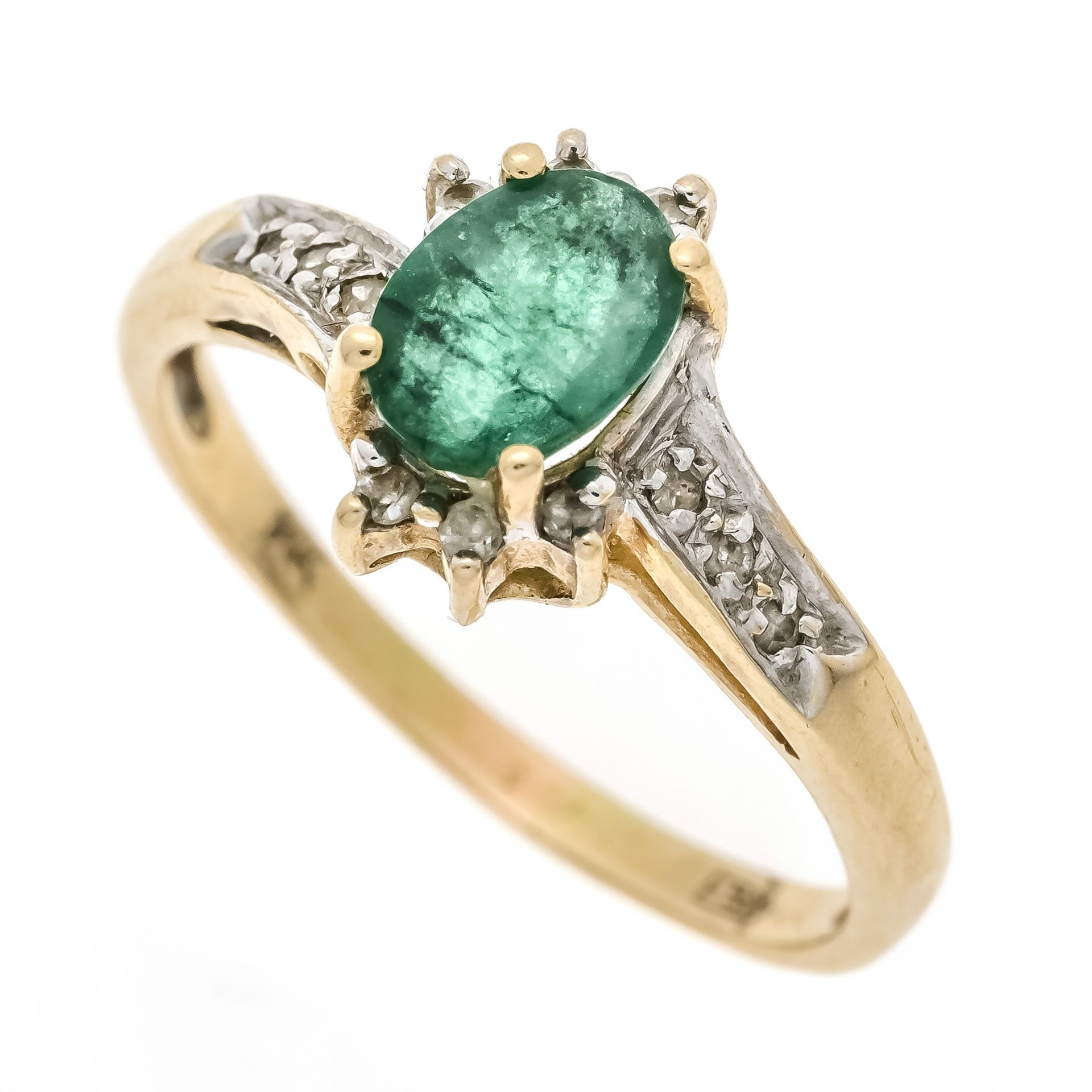 Emerald diamond ring GG/WG 585/000 with an oval faceted emerald 7.0 x 5.2 mm green, translucent