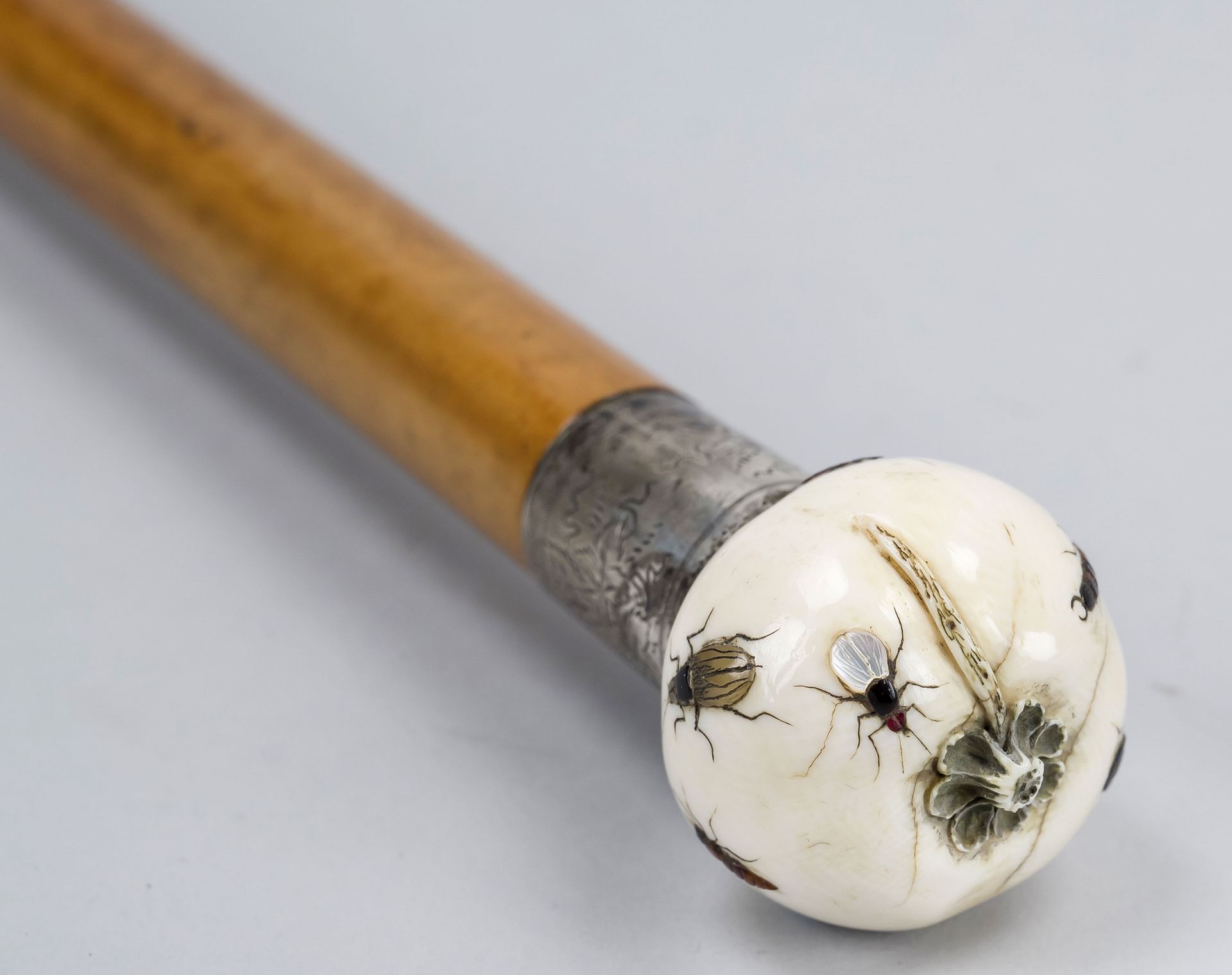 Walking stick with Shibayama handle, Japan around 1900 (Meiji). Ivory pommel in the shape of a fruit