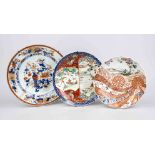 Mixed lot of 3 plates: 1 x Imari plate. China, 18th century, glued, with old wall mount, d. 35 cm. 1
