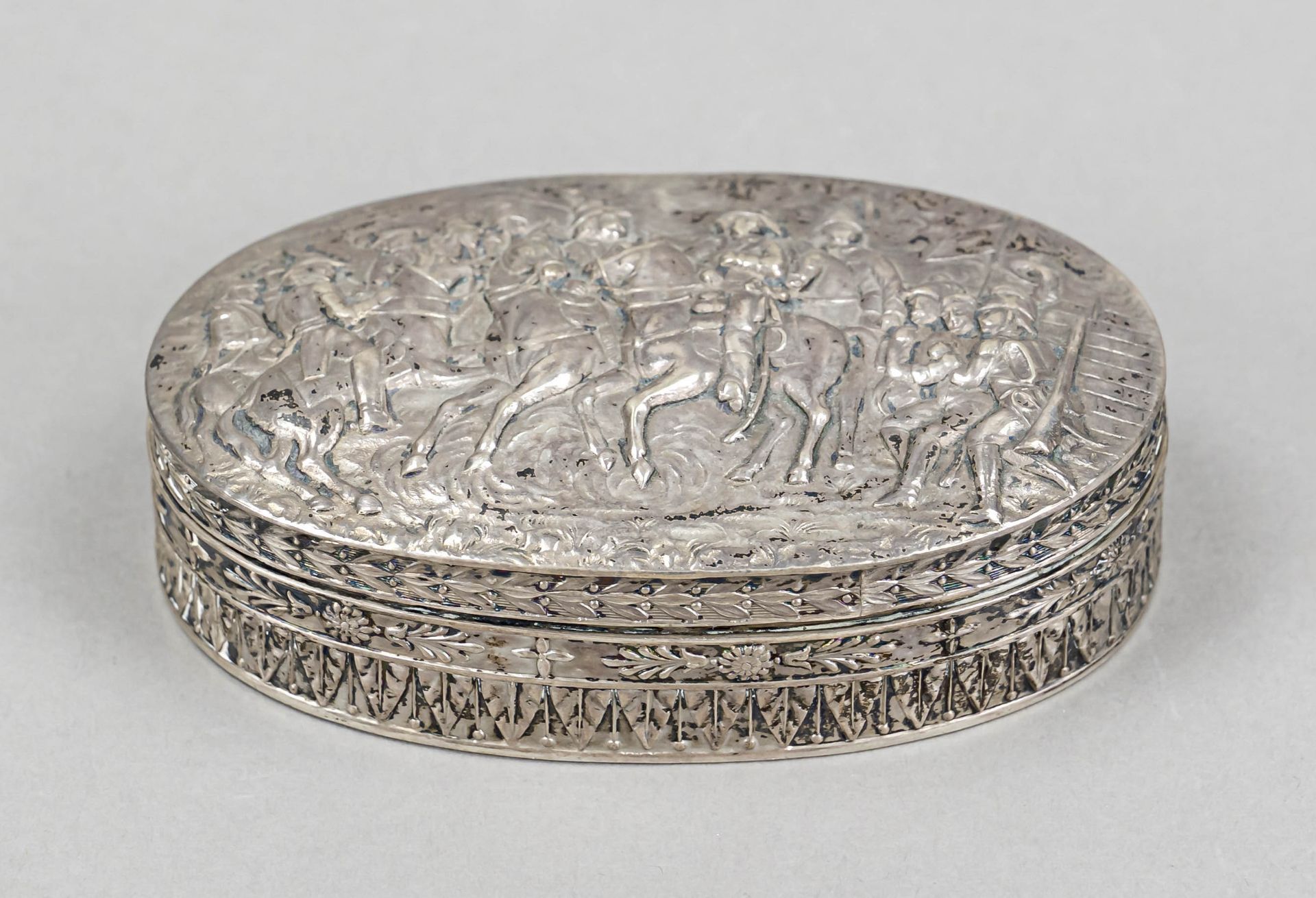 Oval lidded box, c. 1900, probably Hanau, B. Neresheimer & Söhne (?), silver 88 (916/000), - Image 2 of 2