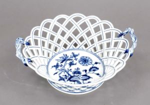 Round openwork basket, Meissen, mark 1850-1924, 1st choice, basket with branch handles on the sides,