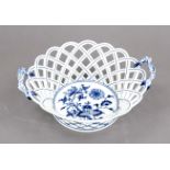 Round openwork basket, Meissen, mark 1850-1924, 1st choice, basket with branch handles on the sides,