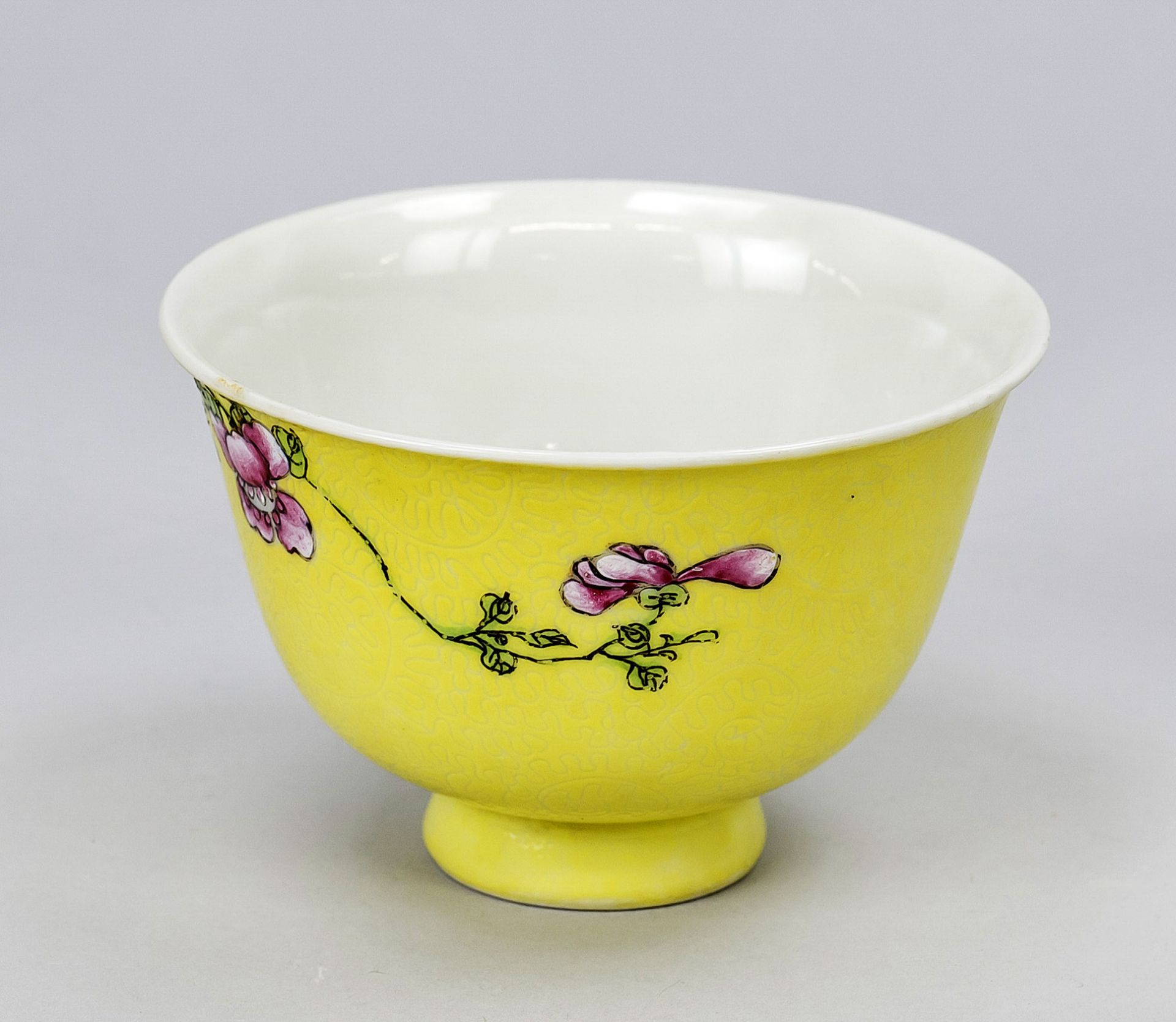 Yellow-ground Famille Rose Sgraffito Kumme, China, 19th/20th century (Qing), h. 6 cm