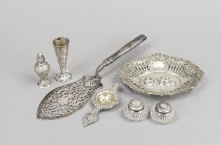 Mixed lot of seven pieces, 20th century, various makers, silver of different finenesses, oval bowls,