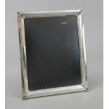 Large photo stand frame, 20th century, sterling silver 925/000, smooth form with accentuated