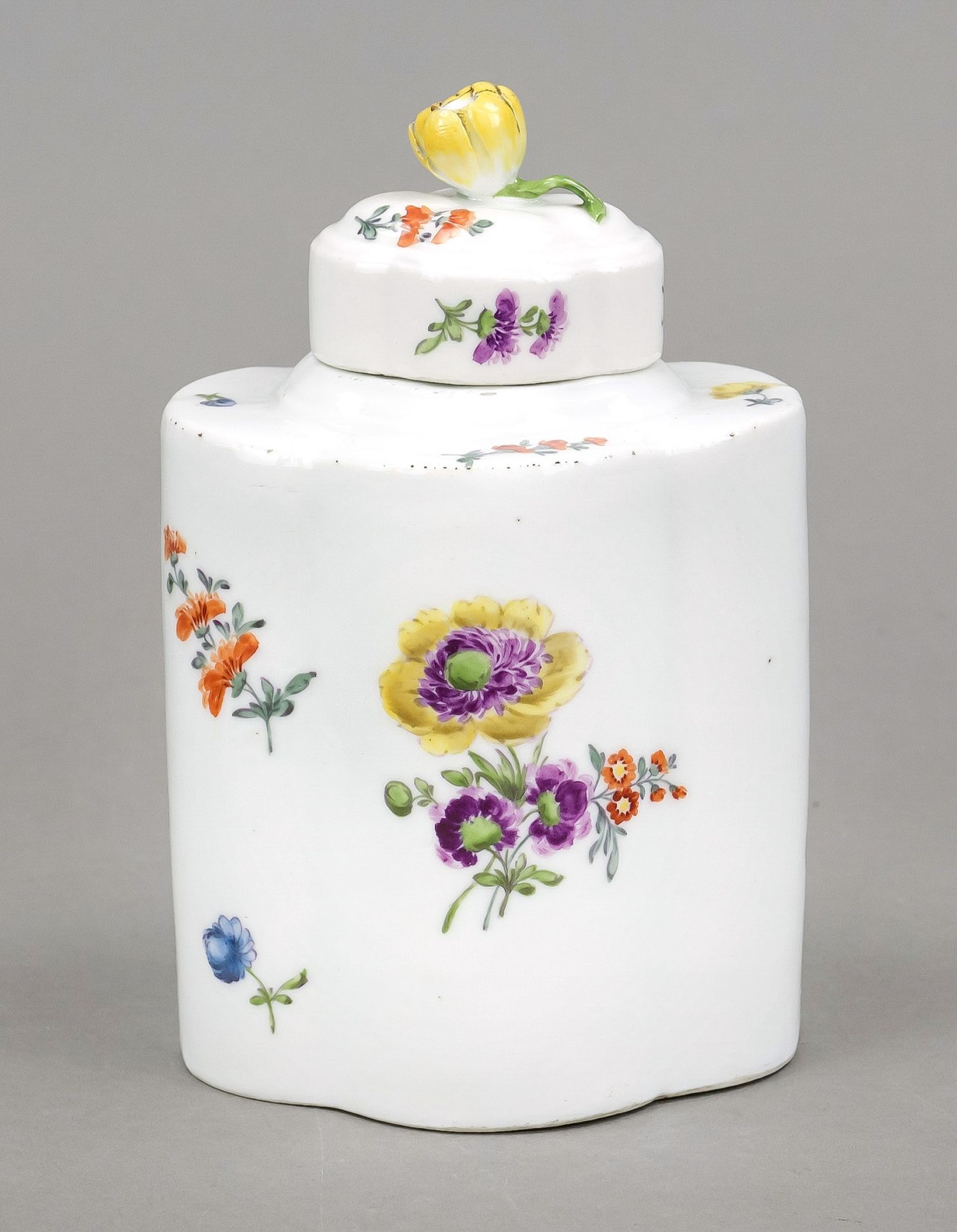 Tea caddy, Meissen, 18th century, 1st choice, quatrefoil shape, slightly domed lid with rosebud