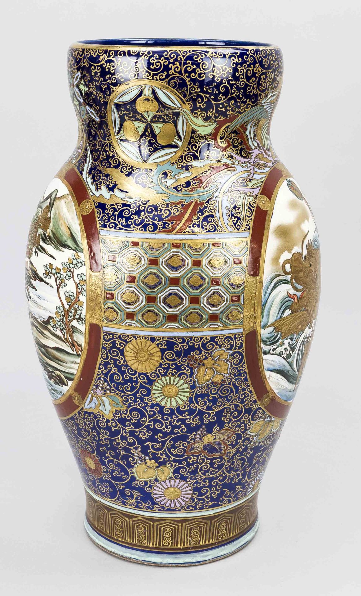 Large Kinkozan Satsuma vase, Japan, late 19th century (Meiji). Body divided into 2 large, curved - Image 4 of 5