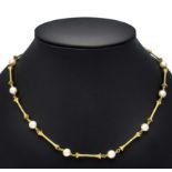 Link necklace GG 750/000 of naturalistic, bar-shaped links alternating with cream-white Akoya pearls
