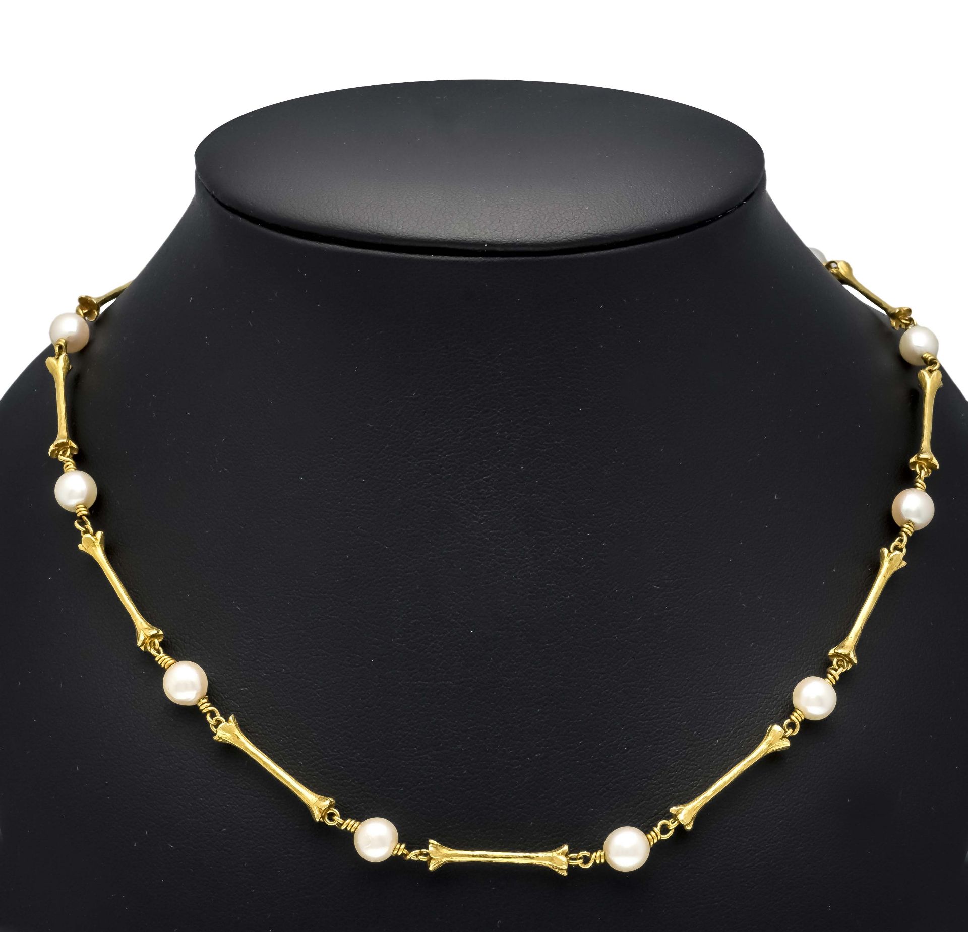 Link necklace GG 750/000 of naturalistic, bar-shaped links alternating with cream-white Akoya pearls