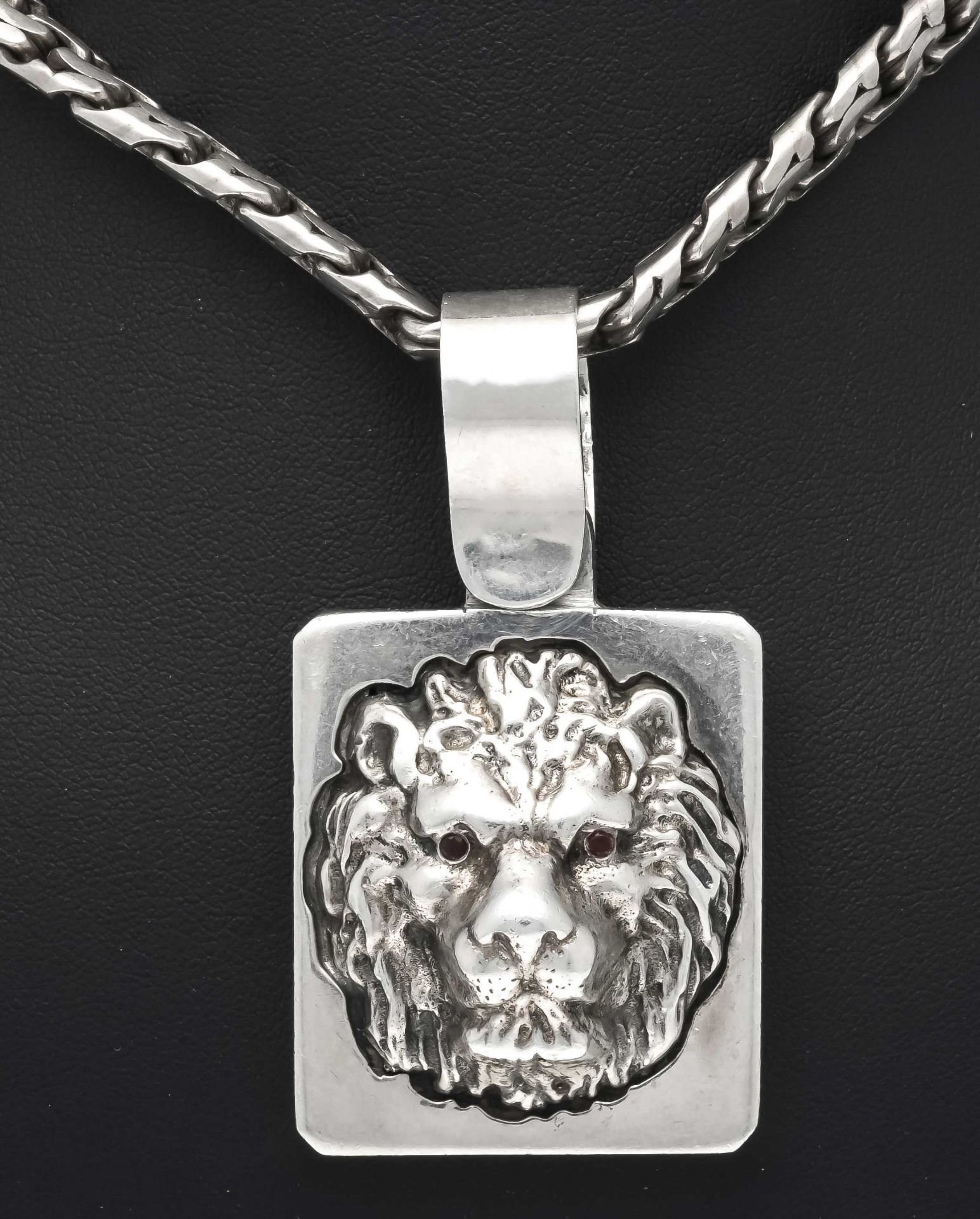 Heavy motif pendant silver 925/000 with a lion's head worked in high relief, set with 2 round