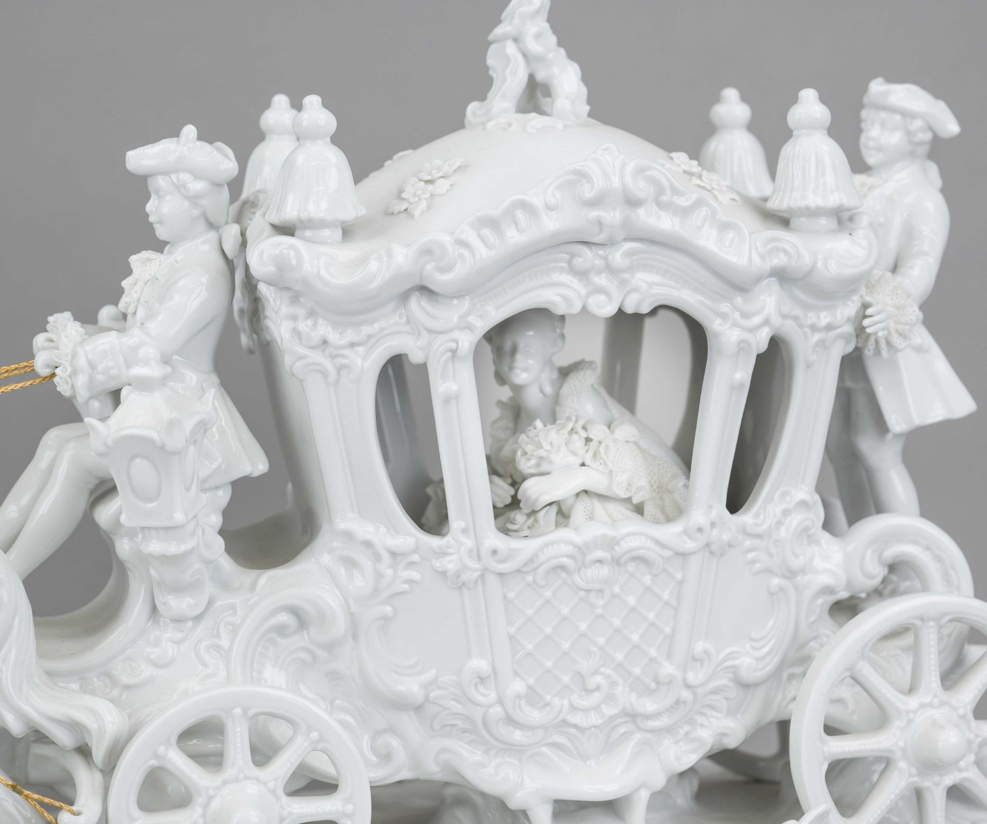 Imposing rococo carriage, Unterweißbach, Thuringia, mark after 1990, 3rd choice, white, designed - Image 2 of 2