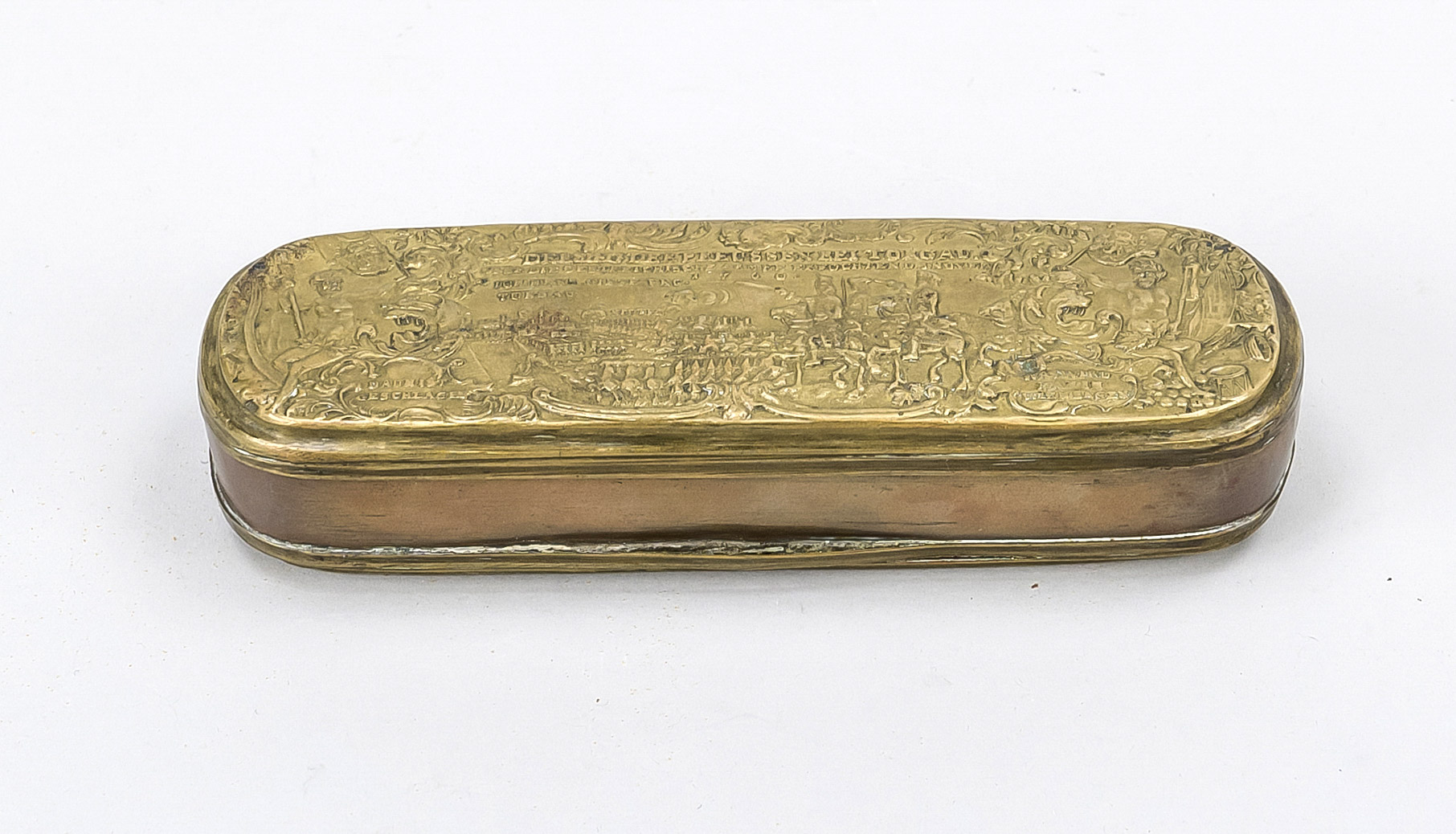 Tobacco box Iserlohn, 18th century Brass lid and base, copper wall. The lid decorated in relief with - Image 2 of 2