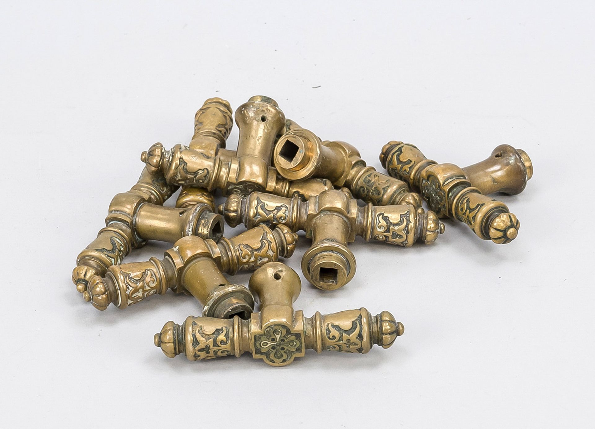 8 window handles, late 19th century, brass, profiled and ornamented, width 10.5 cm each