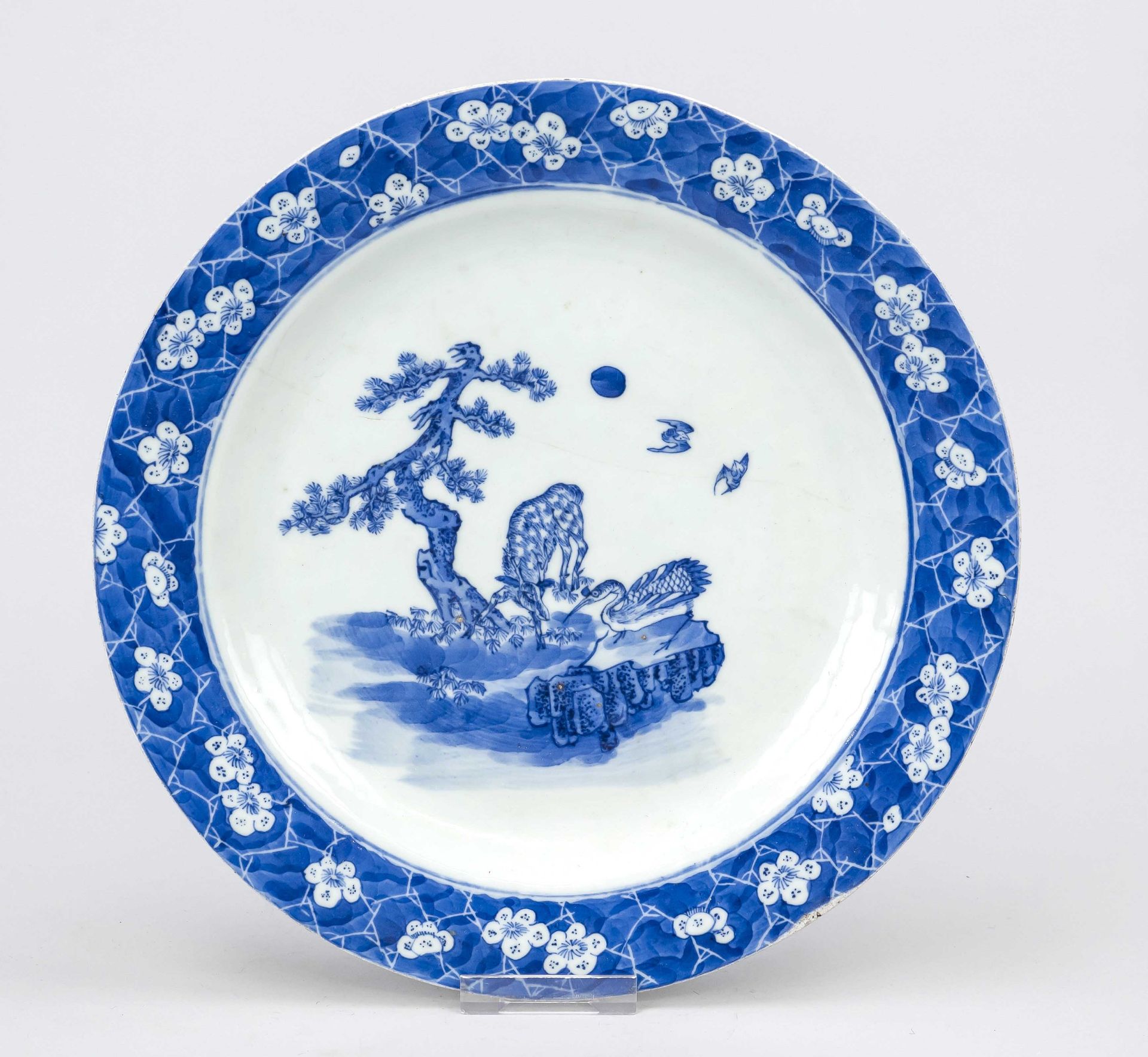 Blue and white plate, Asia (China?), 19th/20th century The mirror depicting animals under a pine