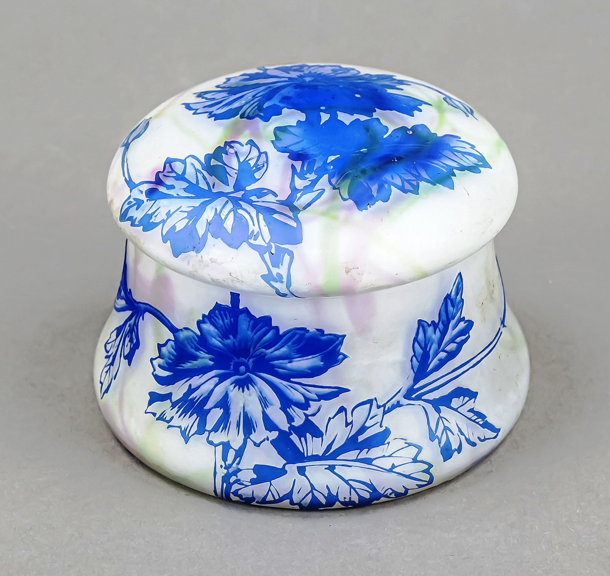 Round Art Nouveau lidded box, Bohemia, c. 1900, Gräflich Harrach'sche Glasfabrik, Neuwelt, curved