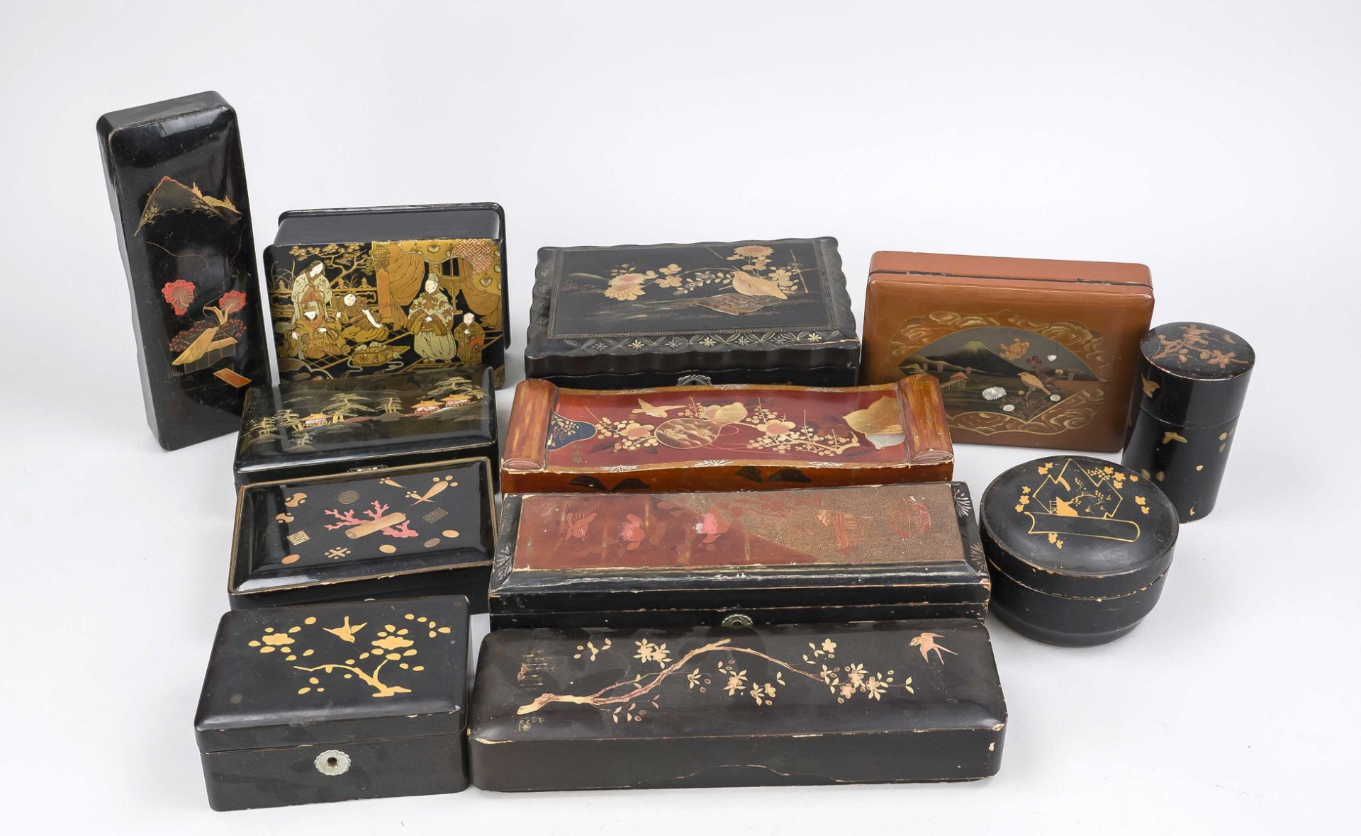 Mixed lot of 12 lacquer boxes, Japan/China 19th/20th century, partly rubbed and slightly chipped, up