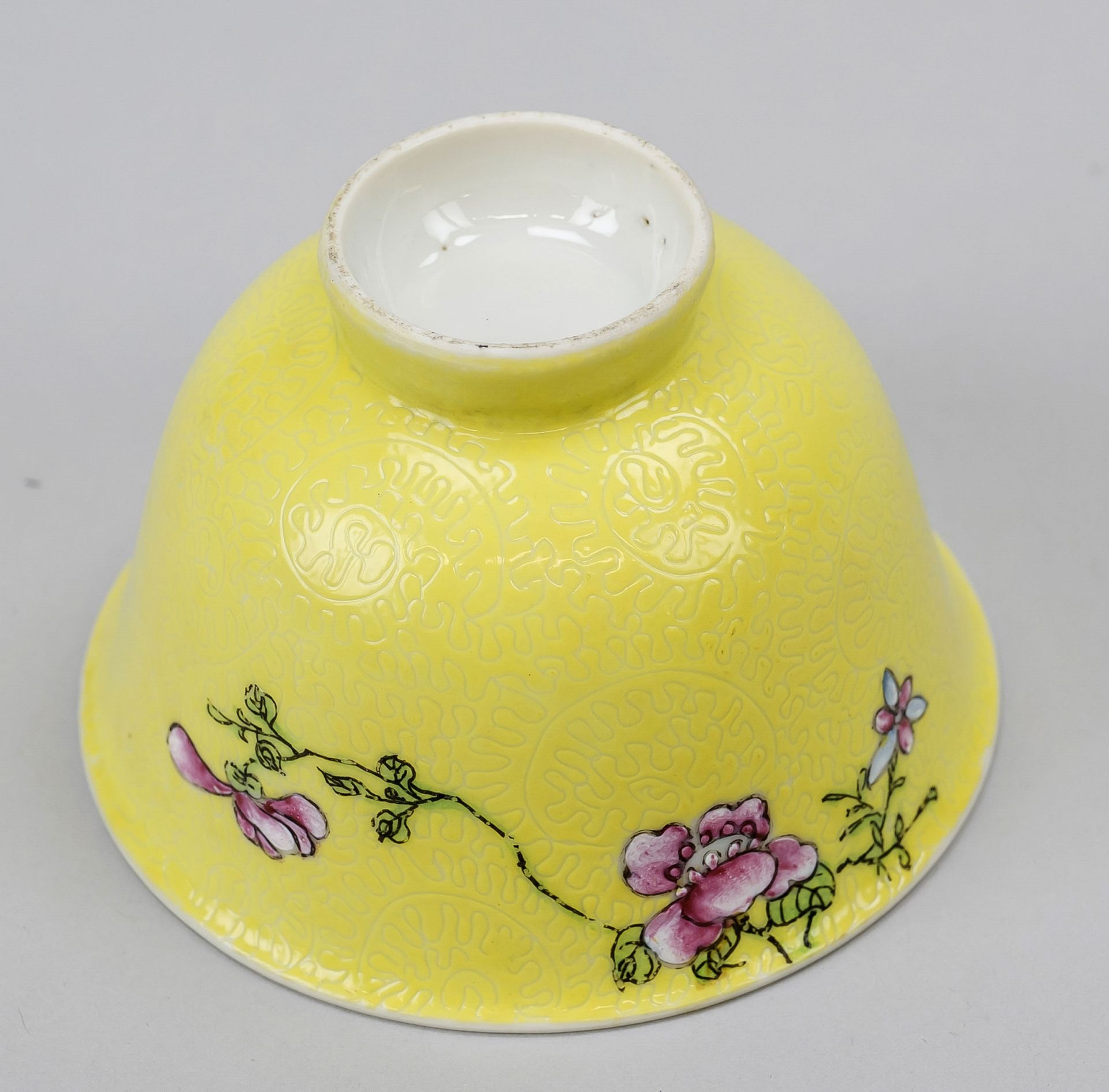 Yellow-ground Famille Rose Sgraffito Kumme, China, 19th/20th century (Qing), h. 6 cm - Image 2 of 2