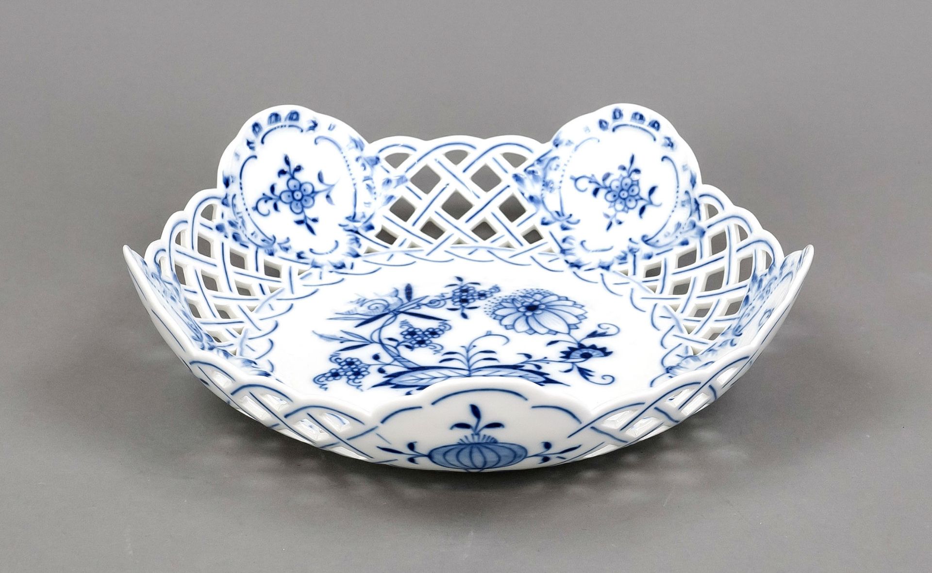 Openwork bowl, Meissen, mark after 1934, 1st choice, onion pattern decoration in underglaze blue, - Image 2 of 2