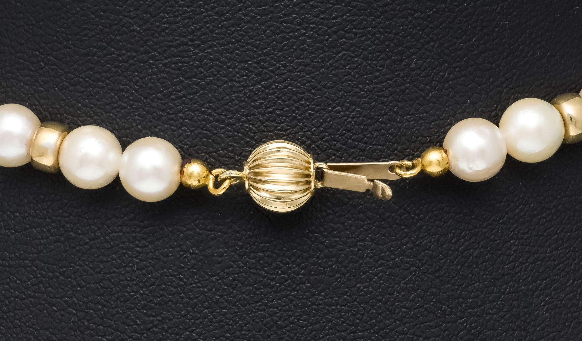 Akoya pearl necklace with ball clasp and intermediate parts GG 585/000, strand of Akoya pearls 5.5 - Image 2 of 2