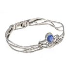 Maar sapphire bangle WG 750/0000 in naturalistic design, set with an oval sapphire cabochon 9.3 x
