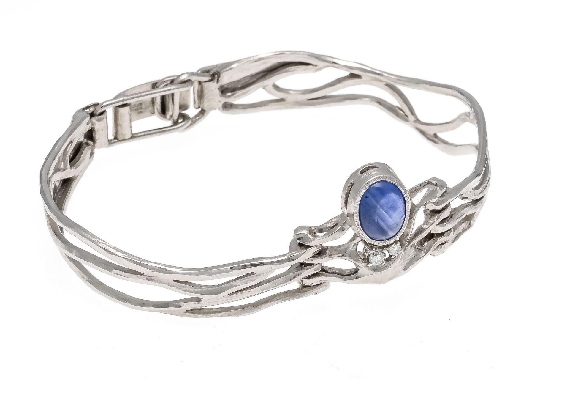 Maar sapphire bangle WG 750/0000 in naturalistic design, set with an oval sapphire cabochon 9.3 x