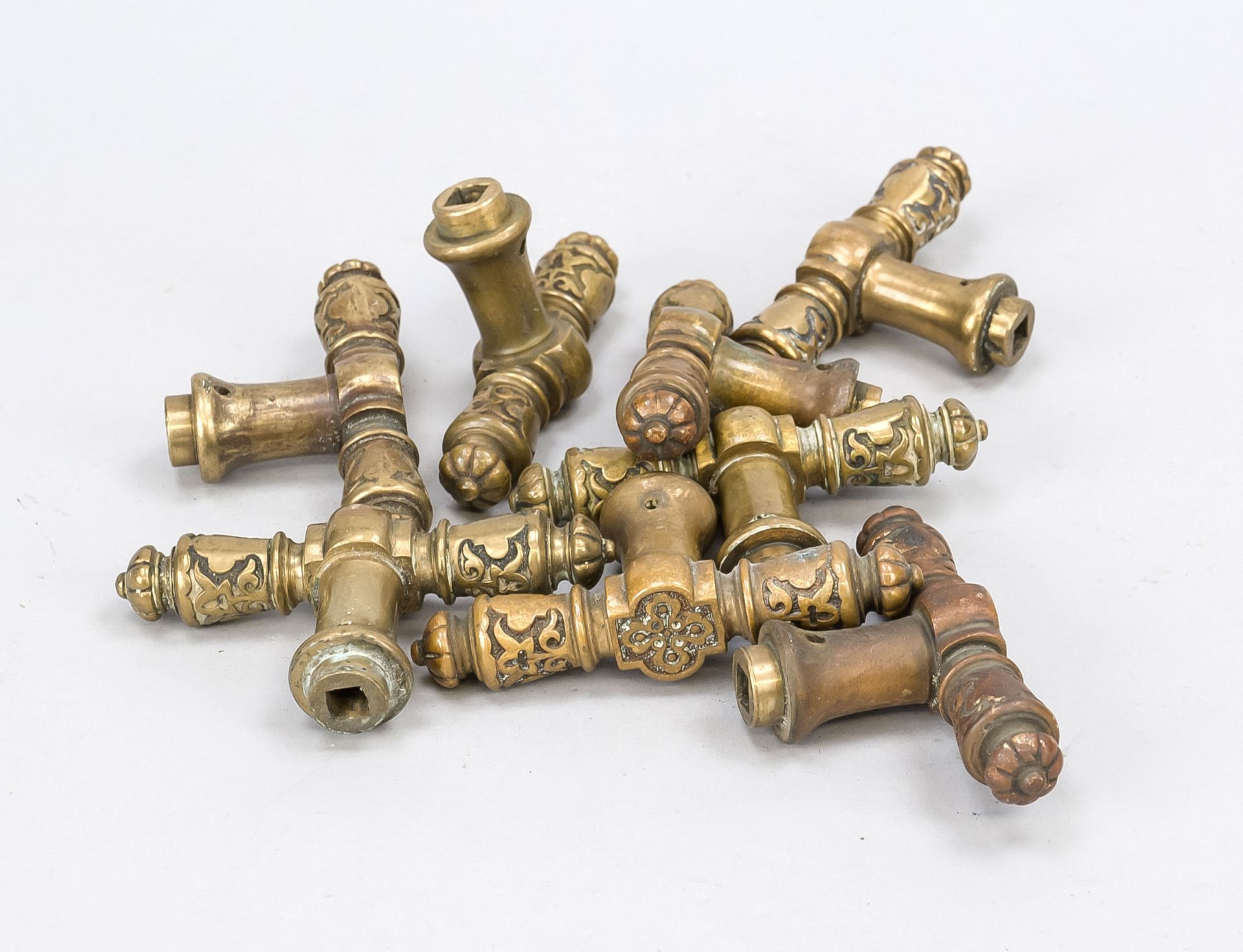 8 window handles, late 19th century, brass, profiled and ornamented, width 10.5 cm each