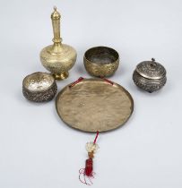 Mixed lot of brass bowls, lidded vase and a gong, 19th/20th century, probably Indo-Pomeranian. Two
