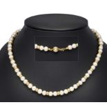 Akoya pearl necklace with ball clasp and intermediate parts GG 585/000, strand of Akoya pearls 5.5