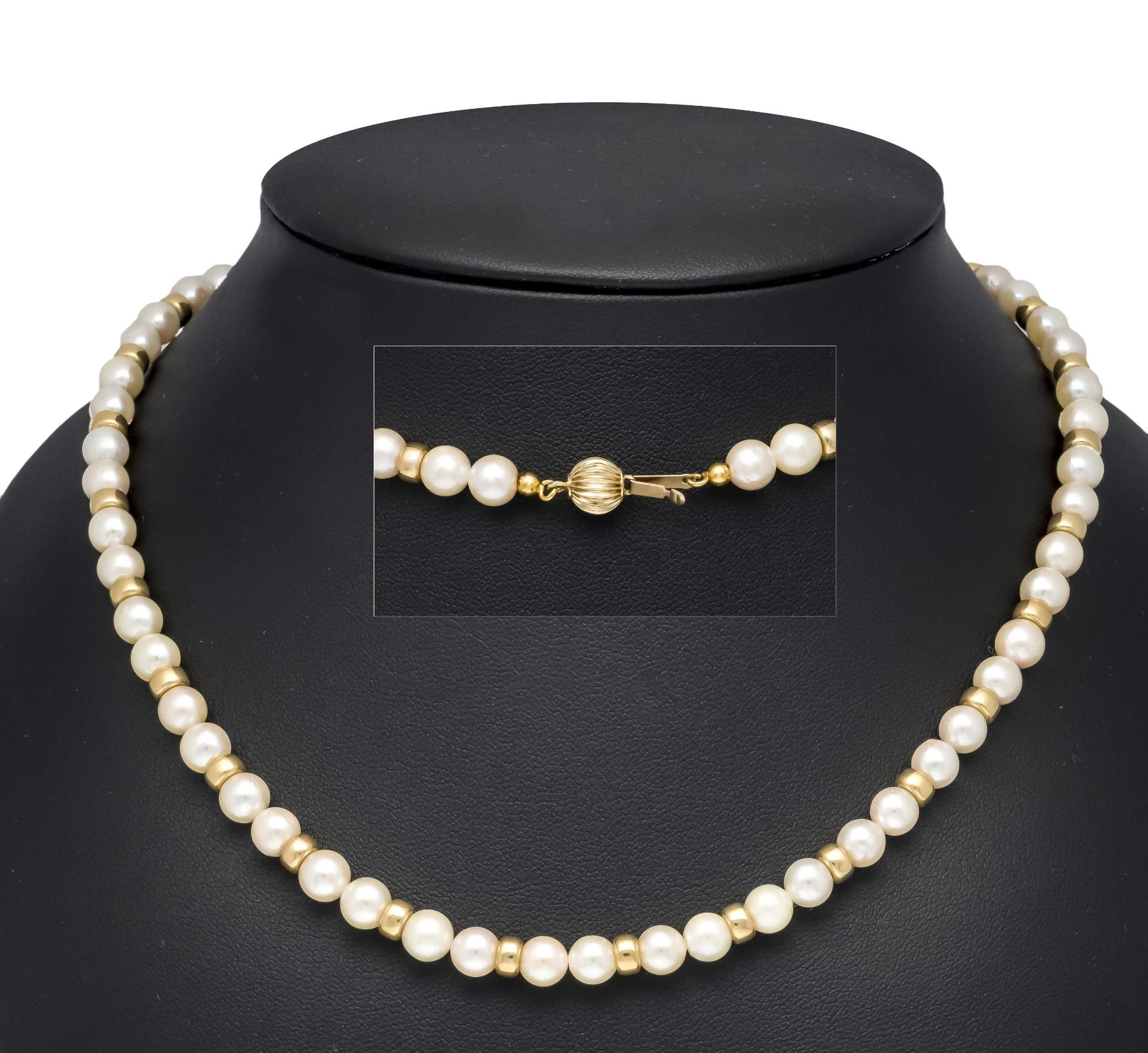 Akoya pearl necklace with ball clasp and intermediate parts GG 585/000, strand of Akoya pearls 5.5