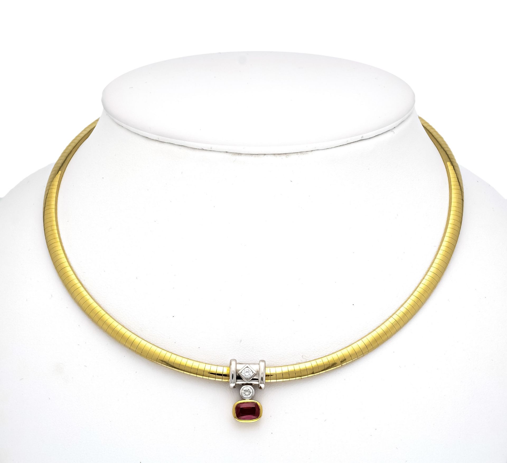 Ruby-brilliant centerpiece necklace GG/WG 585/000 with an oval faceted ruby 7.25 x 5.19 x 3.44 mm