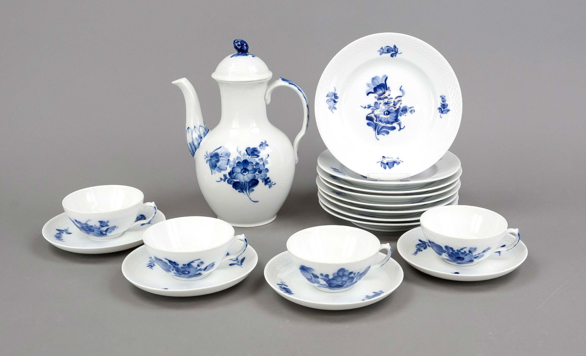 Service for 8 persons, 25 pieces, Royal Copenhagen, Blue Flower pattern no. 10, coffee pot, model