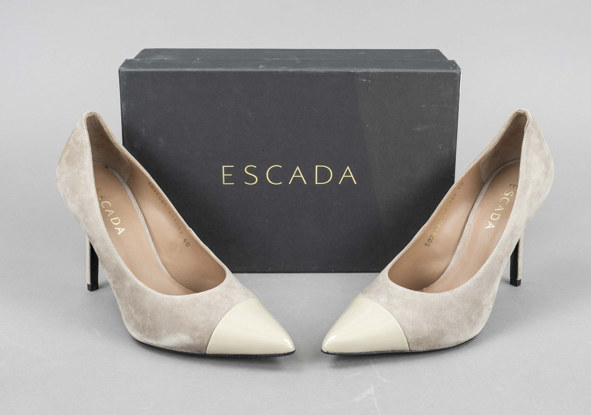 Escada, classic pumps, sand-colored suede with patent leather details, leather-covered heel, leather