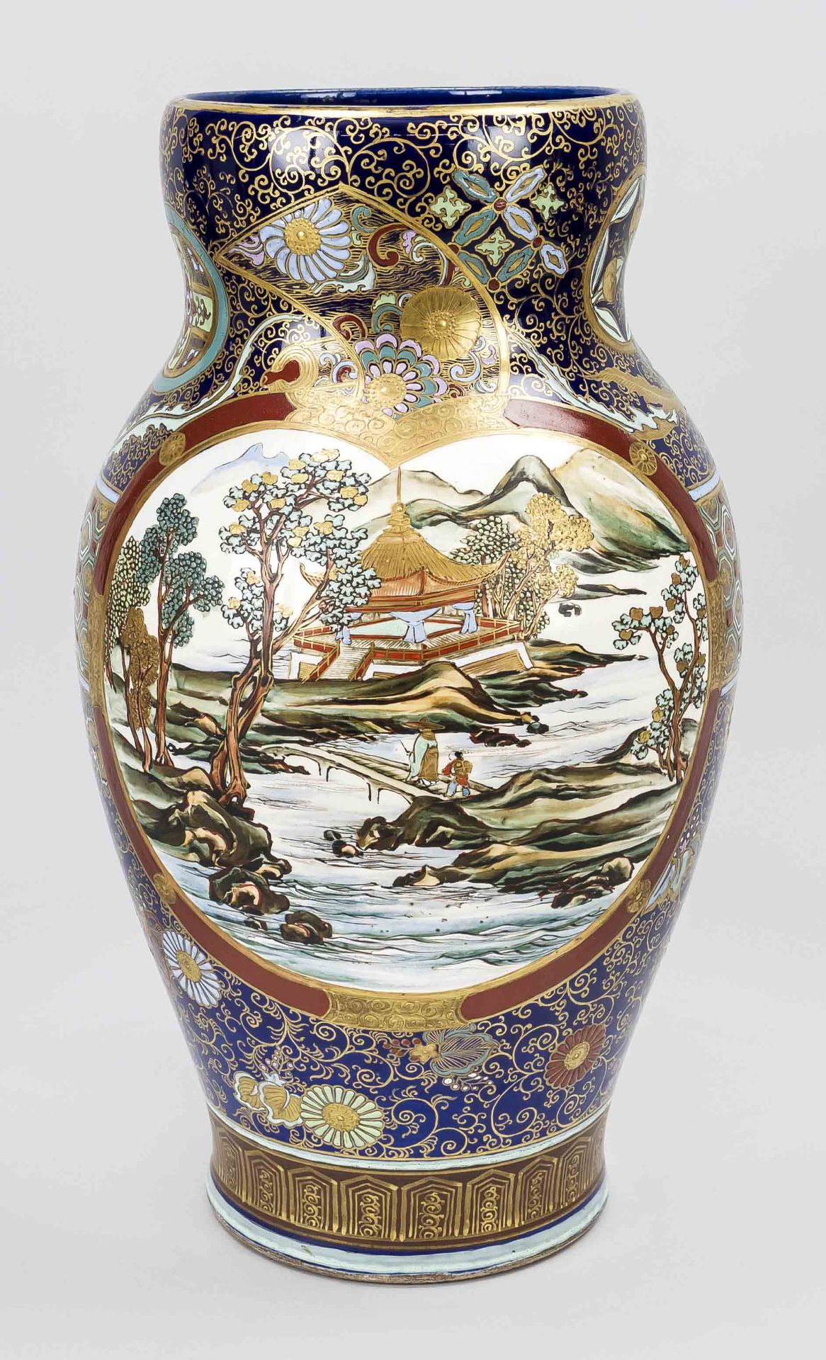 Large Kinkozan Satsuma vase, Japan, late 19th century (Meiji). Body divided into 2 large, curved - Image 2 of 5