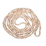 Very long cultured pearl necklace made of multicolor cultured pearls 8 mm in rose, natural yellow