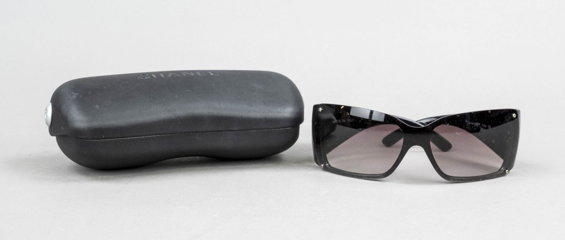 Chanel, sunglasses, black plastic frame with wide temples and logo applied to the side, brown tinted