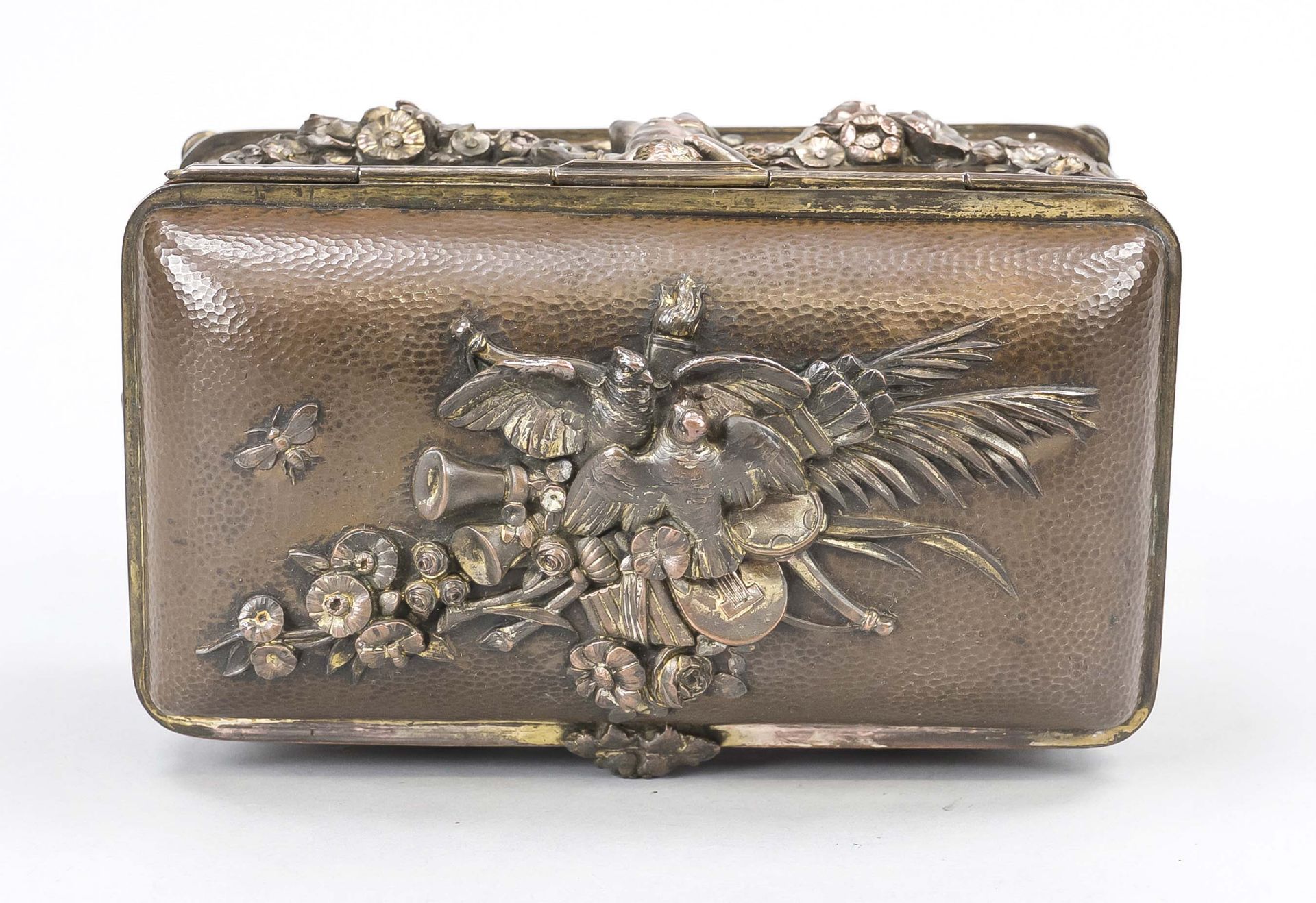 Fine lidded box, 19th century, copper, partly gilded. The body with martelized surface, applied with - Image 2 of 3