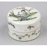 Lidded box ''Palace lady waiting for the ...'', China, porcelain with polychrome glaze painting of a