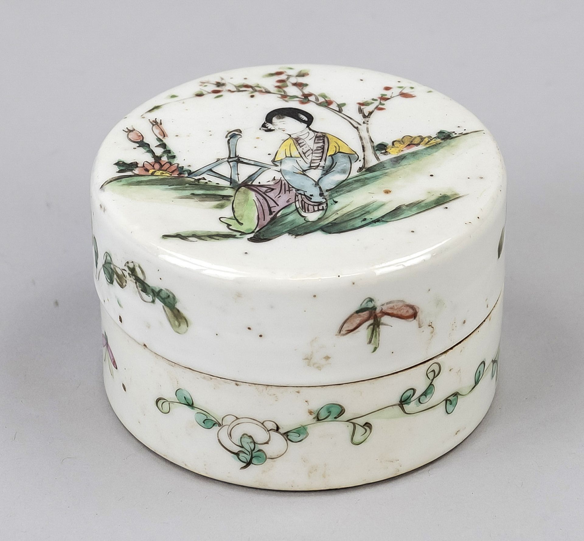 Lidded box ''Palace lady waiting for the ...'', China, porcelain with polychrome glaze painting of a