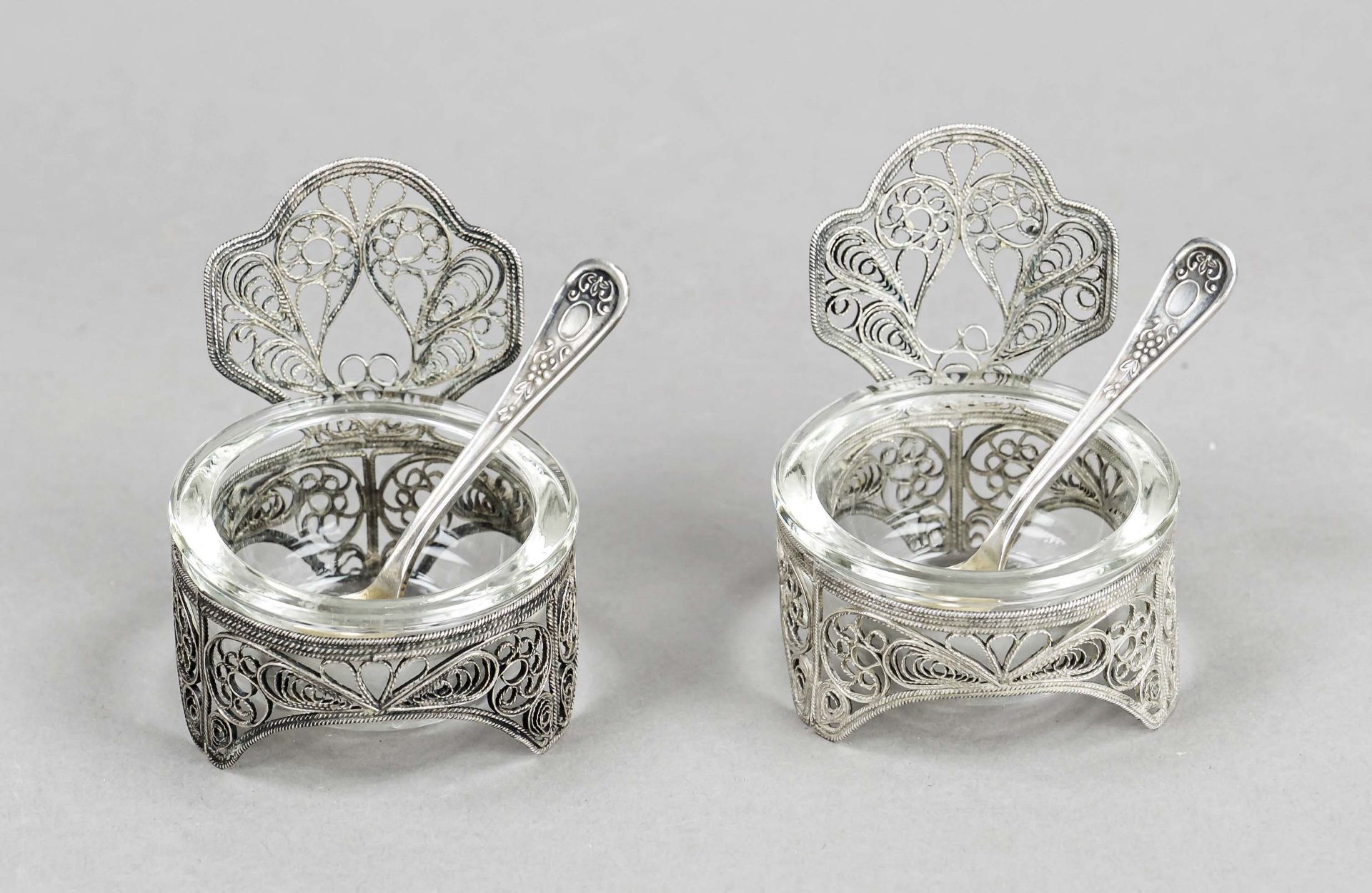 Pair of salvers, 20th century, made of filigree silver wires, complete with glass inserts, h. 6.5