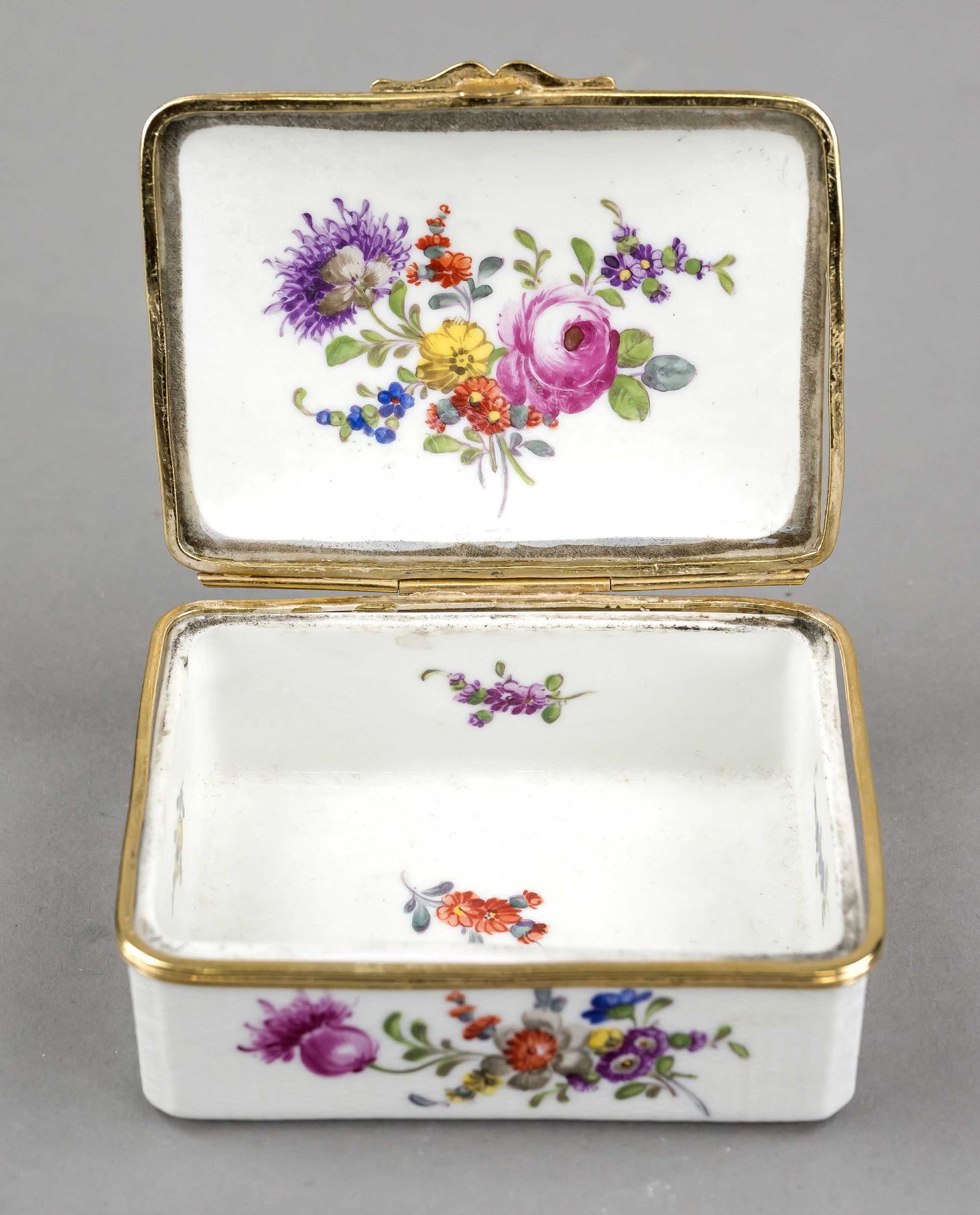 Rectangular lidded box, w. Meissen, 18th century, outer wall in subtle basket relief, polychrome - Image 5 of 5