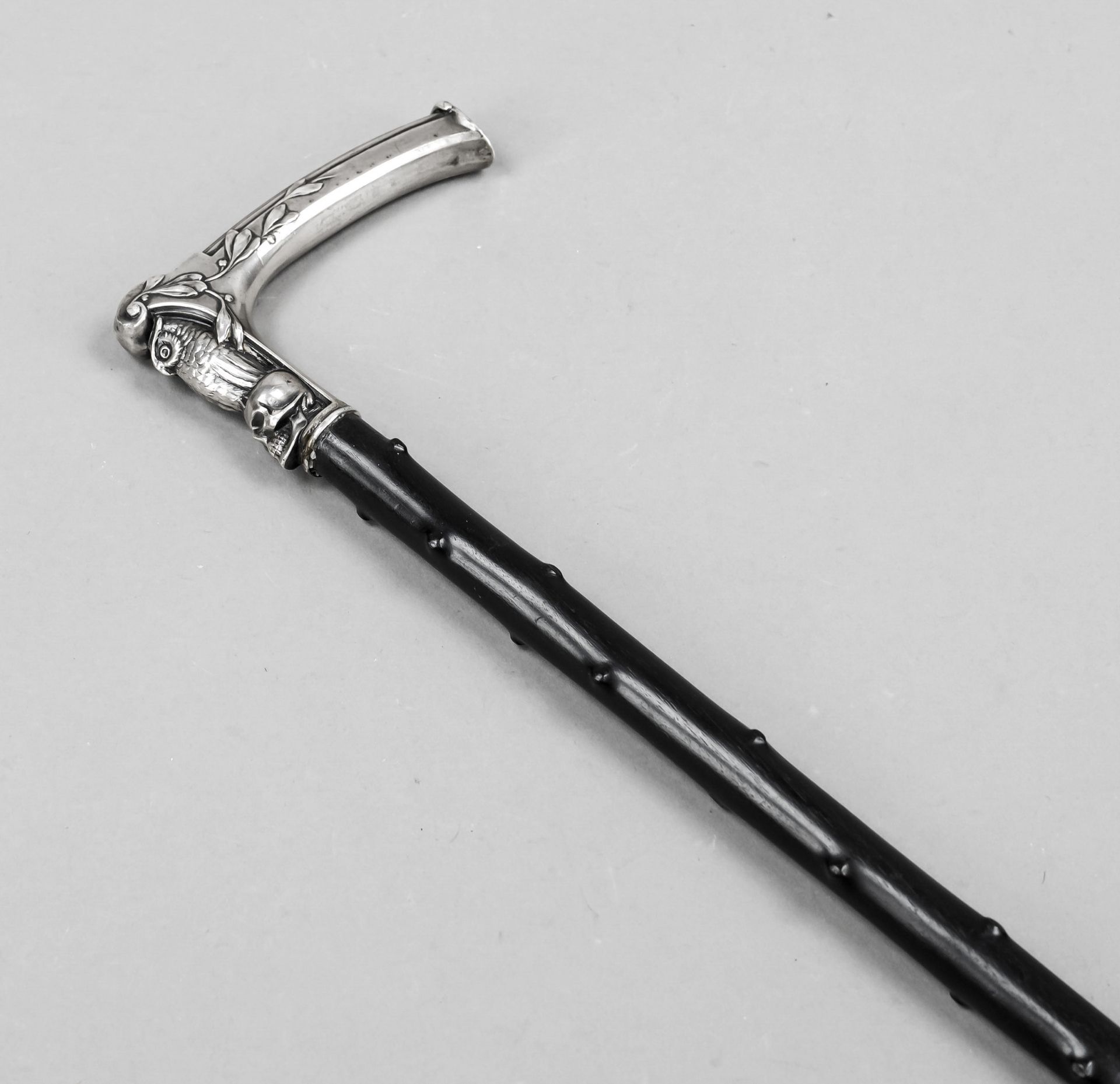 Walking stick with silver handle, probably German, c. 1900, silver 800/000, decorated with owl,